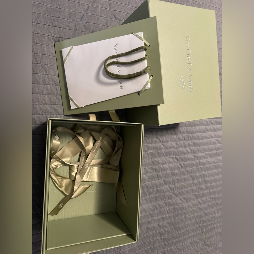 Van Cleef & Arpels shipping box